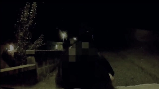 哥哥在复古色情视频中抛弃他娇小的继妹