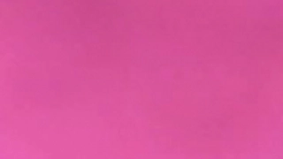 印度继女和朋友在宿舍分享笑声和乐趣时刻