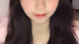 大学生接受了一根大鸡巴,在万圣节上被精液覆盖