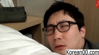成熟的男人用喉咙和面部射精满足棕发新手