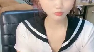 2021.1.4，近期全网下海最极品青春漂亮的女神，偶像明星般的9分顶级颜值，大大的眼睛炯炯有神 高挑的身材