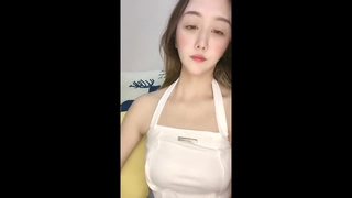 女内衣的Danni Dillion让她的猫吃了，然后从各个位