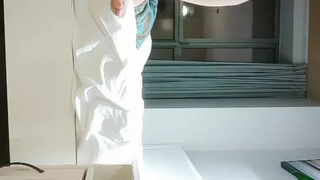 继妹和她的朋友沉迷于与他们的邪恶兄弟的女同性恋性爱