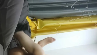 业余棕发学生无法抗拒她的冲动,自慰
