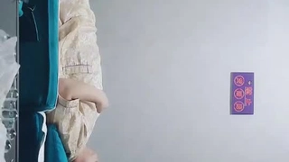 娇妻饥渴扑倒骑坐鸡巴上扭动起来裤子都不脱就开操